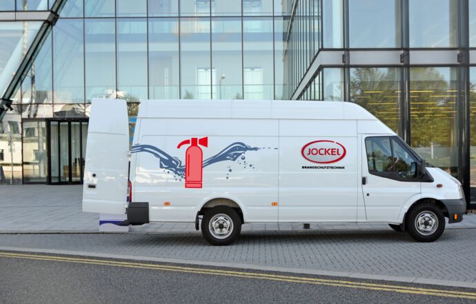 mittelständisches Unternehmen Fahrzeugbeschriftung Icon Feuerlöscher und Logo auf weissen Lieferwagen